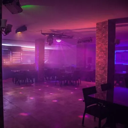 Comet Deluxe 公寓式酒店 马尔马里斯